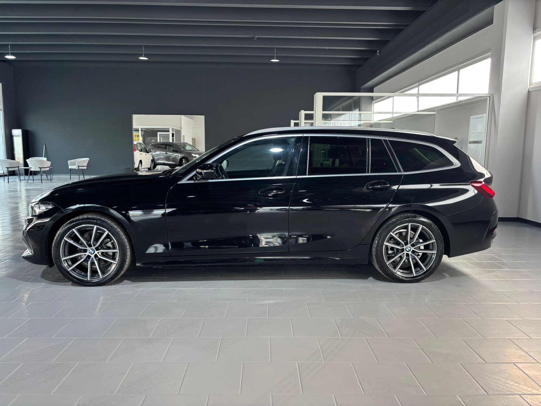 BMW 320 Serie 3 G21 2022 Touring 320i Touring auto - Immagine 2